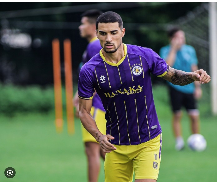 Cầu thủ trưởng thành từ lò đào tạo La Masia lấy tên Việt Nam là Đỗ Hoàng Hên