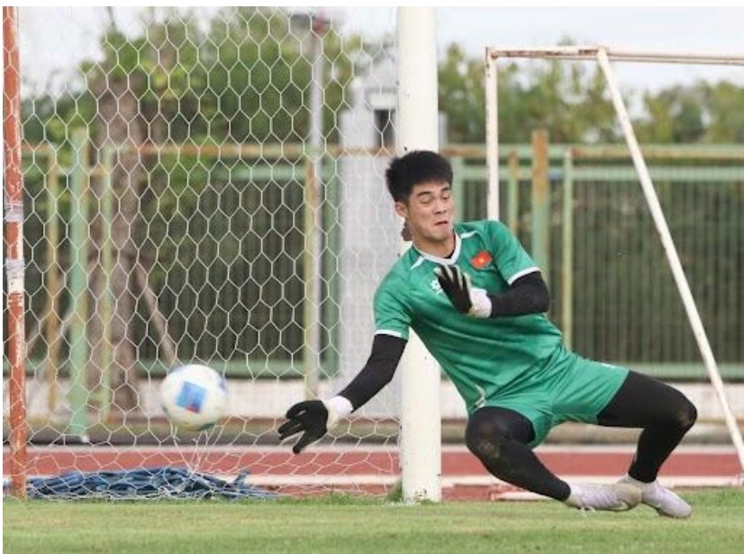 Trần Trung Kiên gặp vấn đề về cơ và phải tập riêng trước chuyến tập huấn Qatar của U23 Việt Nam.